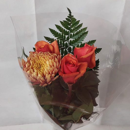SMALL BOUQUETS FARM CHOICE ROSES WITH LEATHER LEAF